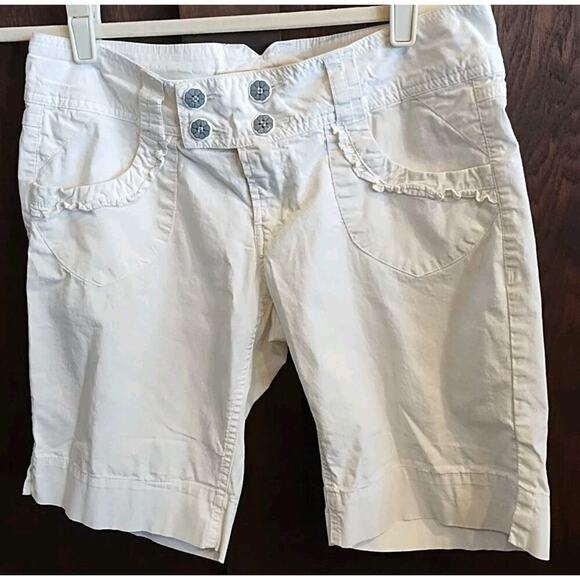 White Cotton Stretch Casual Bermuda Shorts Ruffle Cute Buttons Size 9 33 waist - Picture 1 of 7